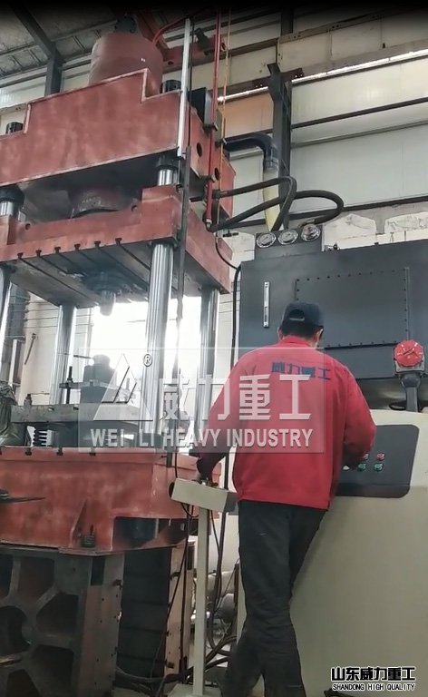 630噸液壓機(jī)來廠驗(yàn)貨試機(jī)