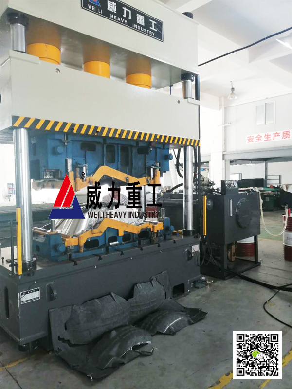 315噸汽車內(nèi)飾液壓機(jī)現(xiàn)場照片