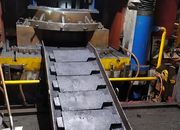 1600噸液壓機加工鐵粉配重塊