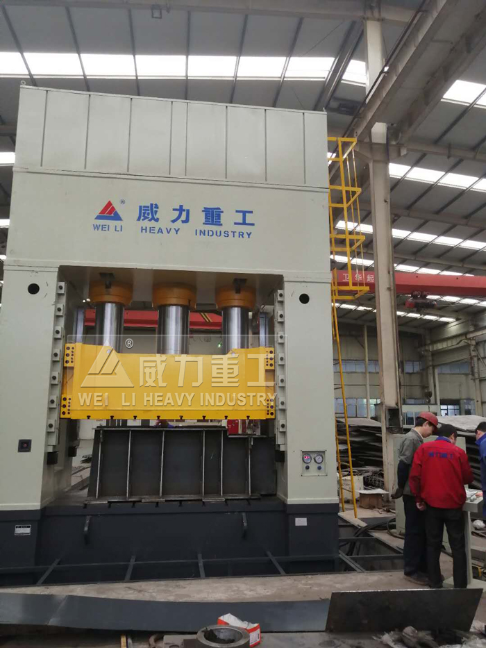 1600噸框架式液壓機加工配重塊