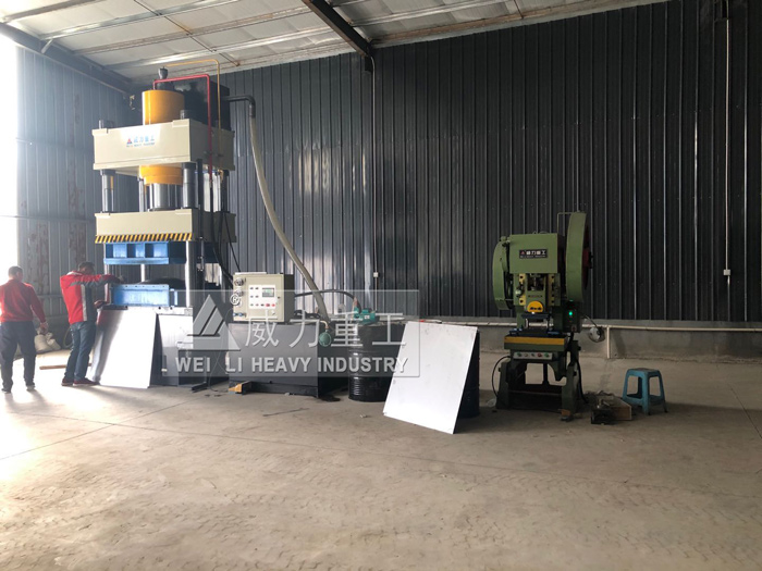 不銹鋼水箱液壓機客戶使用現場